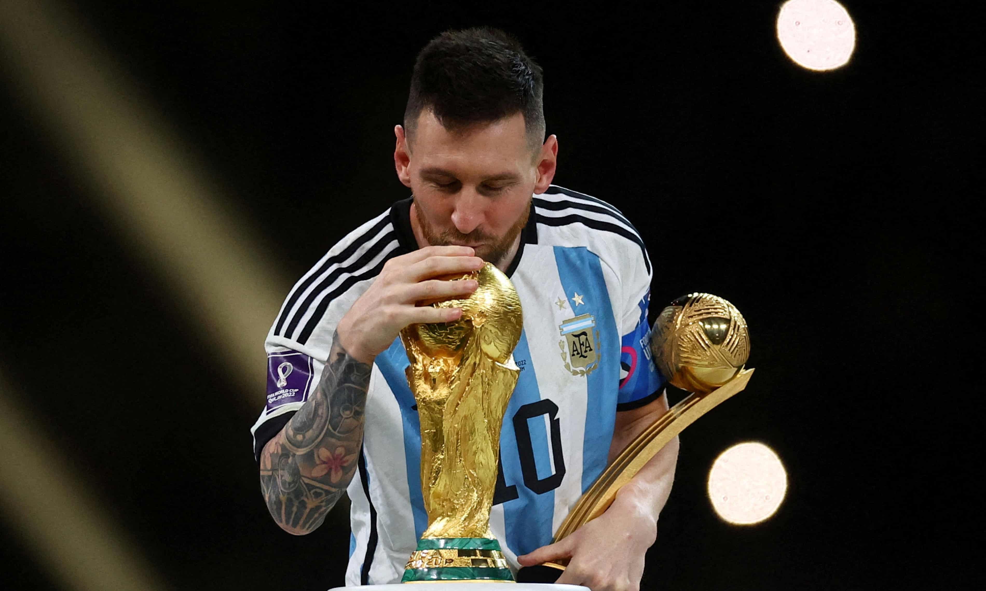 Messi levantando la Copa del Mundo, Qatar 2022